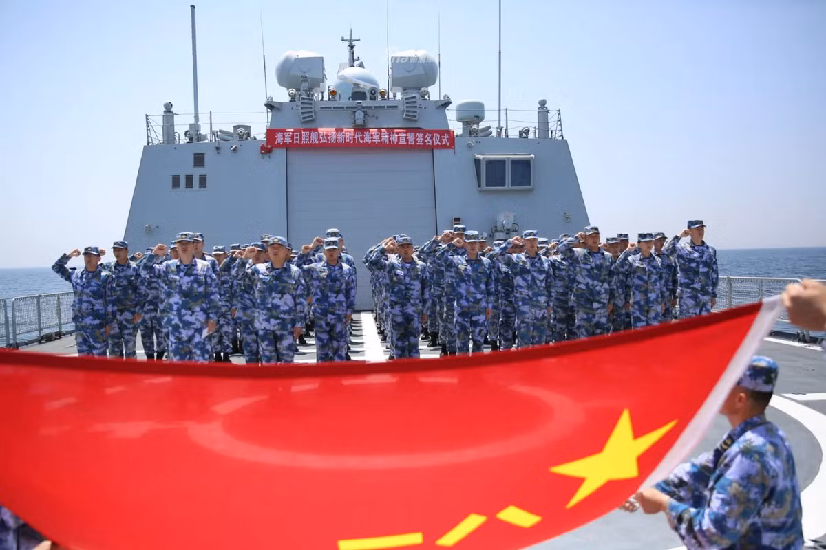 Cuối tháng 5 vừa qua, một tàu Type 054A của hạm đội Bắc Hải thuộc hải quân Trung Quốc đã có buổi huấn luyện bắn đạn thật trên vùng biển Hoàng Hải. Ảnh: Binh sĩ trên tàu Type 054A tuyên thệ dưới quân kỳ của quân đội Trung Quốc.