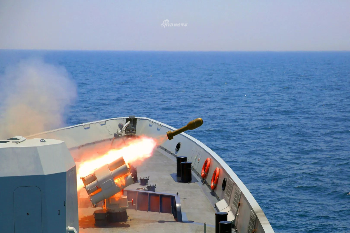 Ảnh: Bệ phóng rocket chống ngầm Type 87 khai hỏa. Type 87 là bệ phóng sử dụng loại rocket cỡ nòng 240mm, mỗi bệ phóng có 6 ống phóng rocket loại này.