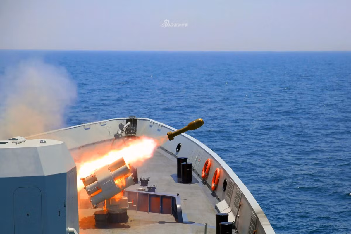 Ảnh: Bệ phóng rocket chống ngầm Type 87 khai hỏa. Type 87 là bệ phóng sử dụng loại rocket cỡ nòng 240mm, mỗi bệ phóng có 6 ống phóng rocket loại này.