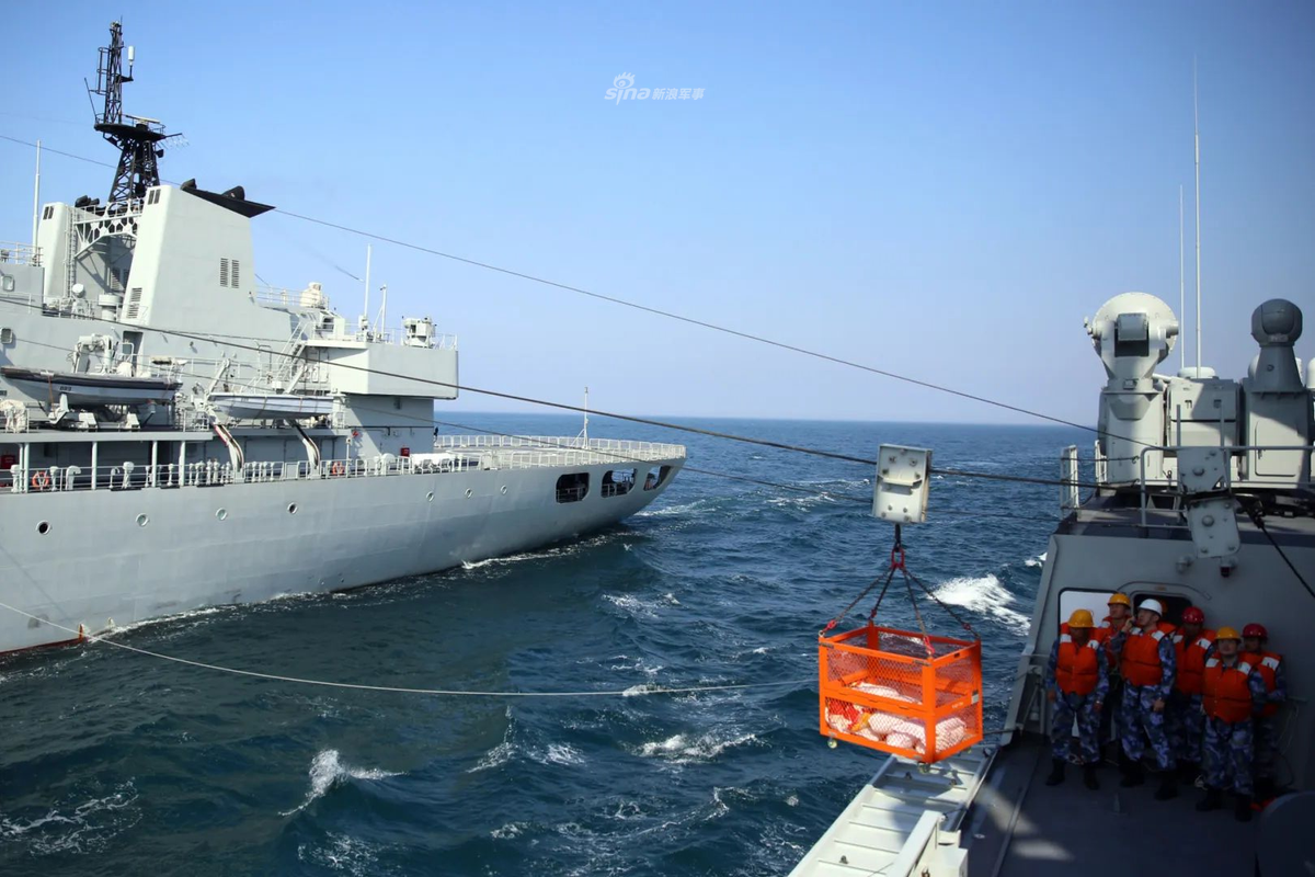 Ảnh: Tàu Type 054A thực hành tiếp tế trực tiếp song song trên biển từ tàu vận tải hậu cần số hiệu 889 lớp 903. Hiện nay không nhiều các lực lượng hải quân trên thế giới có thể thực hiện cách này.
