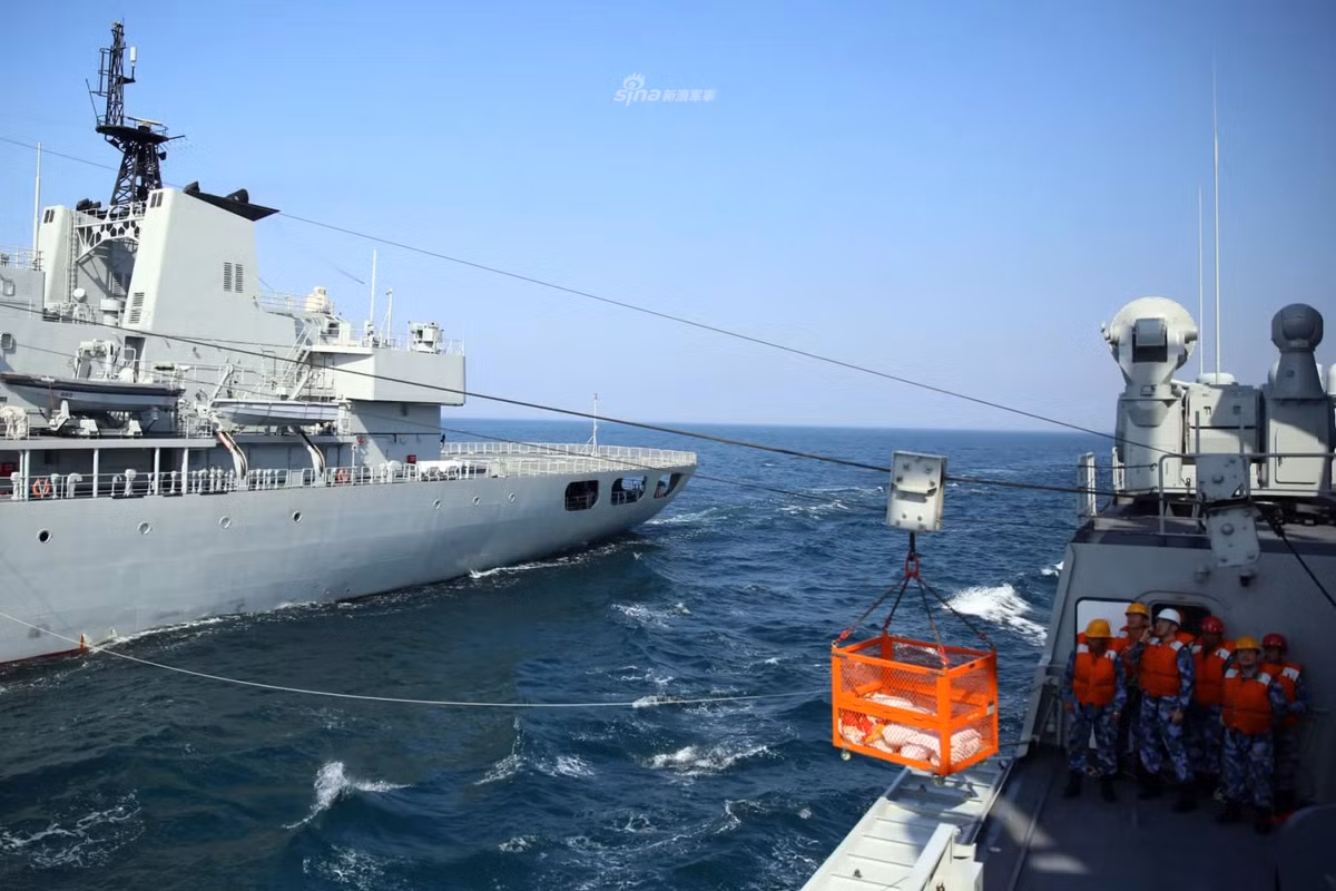 Ảnh: Tàu Type 054A thực hành tiếp tế trực tiếp song song trên biển từ tàu vận tải hậu cần số hiệu 889 lớp 903. Hiện nay không nhiều các lực lượng hải quân trên thế giới có thể thực hiện cách này.