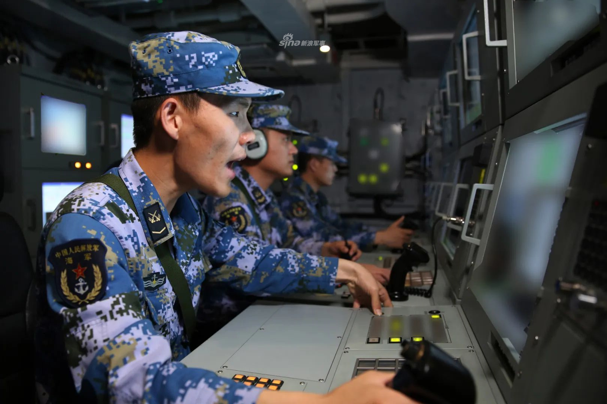 Ảnh: Buồng điều khiển vũ khí bên trong tàu khu trục Type 054A.