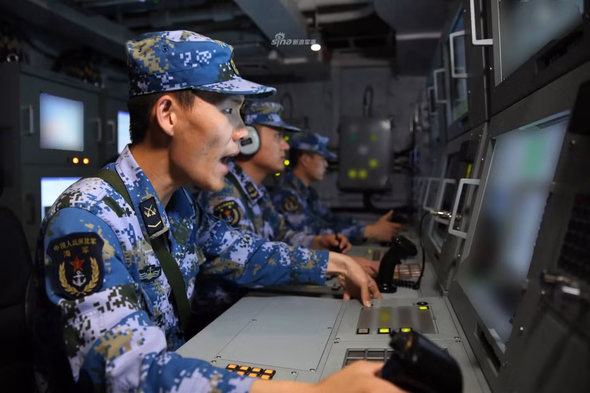 Ảnh: Buồng điều khiển vũ khí bên trong tàu khu trục Type 054A.