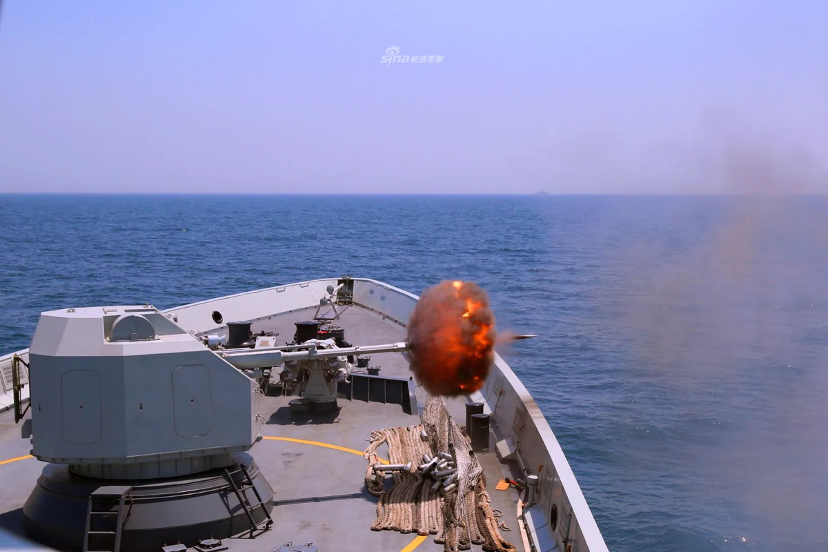 Ảnh: Hải pháo PJ-26 76mm của tàu Type 054A khai hỏa. Đây là pháo hạm 76mm của Trung Quốc chế tạo dựa trên pháo hạm AK-176 nổi tiếng trên các tàu chiến mặt nước của hải quân Nga. 