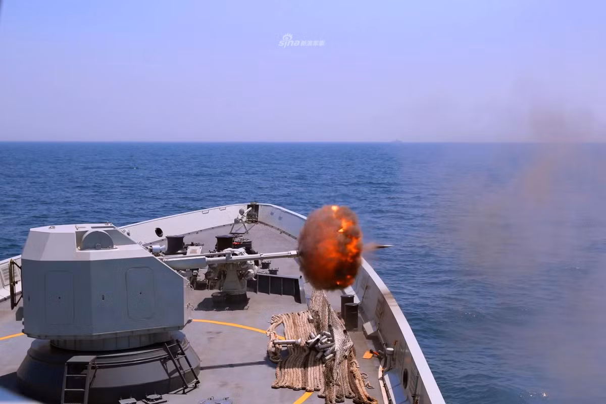 Ảnh: Hải pháo PJ-26 76mm của tàu Type 054A khai hỏa. Đây là pháo hạm 76mm của Trung Quốc chế tạo dựa trên pháo hạm AK-176 nổi tiếng trên các tàu chiến mặt nước của hải quân Nga. 