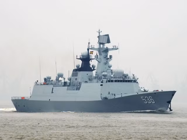 Cuộc huấn luyện và diễn tập bắn đạn thật diễn ra đã giúp cho tàu chiến đánh giá tính năng của các loại vũ khí trang bị, nâng cao khả năng của thủy thủ đoàn trong việc thực hành tác chiến cũng như hoàn thiện khả năng tiếp tế hậu cần song song trên biển. Ảnh: Khu trục hạm Type 054A của Trung Quốc hành trình trên biển.