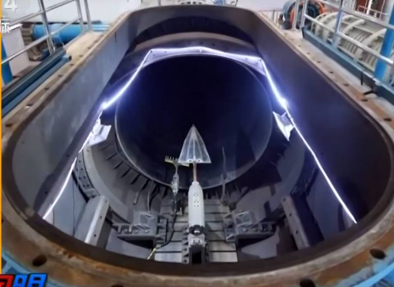 Theo các chuyên gia, DF-ZF có thể đạt tốc độ không quá Mach 10. Hiện tên lửa siêu vượt thanh DF-ZF và DF-17 được trang bị và phục vụ trong Lực lượng Tên lửa chiến lược Trung Quốc. Các mẫu vũ khí siêu thanh khác cũng đang được Trung Quốc phát triển, nhưng chưa có thông tin nào về chúng được tiết lộ. Ảnh: DF-ZF chuẩn bị thử nghiệm trong đường hầm gió - Nguồn: topwar.ru