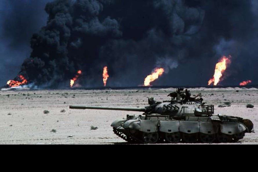 Ngày 24/1/1991, liên quân bắt đầu một cuộc tấn công lớn trên bộ, các lực lượng vũ trang đã lạc hậu và thiếu trang bị của Iraq nhanh chóng bị áp đảo. Đến cuối ngày, quân đội Iraq về cơ bản đã bị vô hiệu hóa, hơn 10.000 binh lính bị bắt giữ làm tù nhân. Ảnh: Một chiếc xe tăng T-72 của Iraq bị bắn cháy và những giếng dầu bị Iraq đốt - Nguồn: AFP