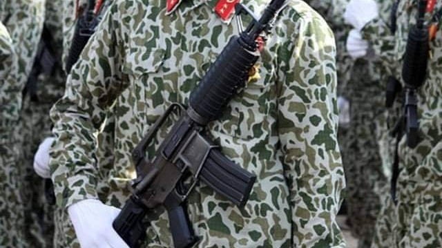 Việc phát triển dòng súng carbin mới dùng cỡ đạn 5.56x45mm cũng cho phép Quân đội ta có thể thay thế súng carbin M-18 có nguồn gốc từ súng XM-177E2 của biệt kích Mỹ - VNCH mà nay vẫn được lực lượng ta biên chế cho trinh sát đặc nhiệm và đặc công. Đồng thời, súng cũng có thể sử dụng hộp tiếp đạn chung với dòng súng Tar-21 và tận dụng hộp tiếp đạn của súng M-18 để lại. Ảnh: Chiến sĩ đặc công trên tay khẩu carbin M-18 với hộp tiếp đạn STANAG 30 viên.