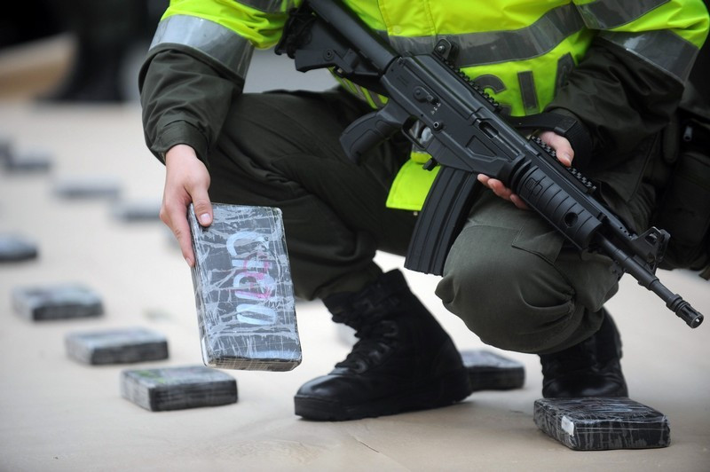 Giống với dòng Galil Ace 31/32, Galil Ace 21 cũng đặt tay kéo bệ khóa nòng ở bên trái thân súng (AK đặt bên phải) cùng miếng che bụi đặc trưng, cơ cấu chuyển đổi chế độ bắn được đặt ở cả hai bên thân súng để giúp người lính thao tác nhanh chóng. Cũng như được trang bị các ray Picatinny cho phép súng có thể mở rộng các loại phụ kiện như ống ngắm, đèn pin, đèn laser, súng phóng lựu kẹp nòng,… Ảnh: Súng Galil Ace 22 - phiên bản tiêu chuẩn của Galil Ace 21.