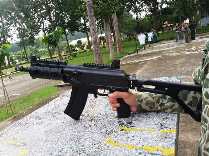 Tuy vậy, ít ai biết rằng, Việt Nam cũng sở hữu cả dòng Galil Ace 21 sử dụng cỡ đạn 5.56x45mm chuẩn NATO. Đây là phiên bản carbin nòng ngắn của súng trường tấn công Galil Ace 22 cũng do hãng IWI của Israel chế tạo cho các khác hàng yêu cầu sử dụng cỡ đạn 5.56mm phổ biến. Ảnh: Súng Galil Ace 21 trên tay đặc công Việt Nam.