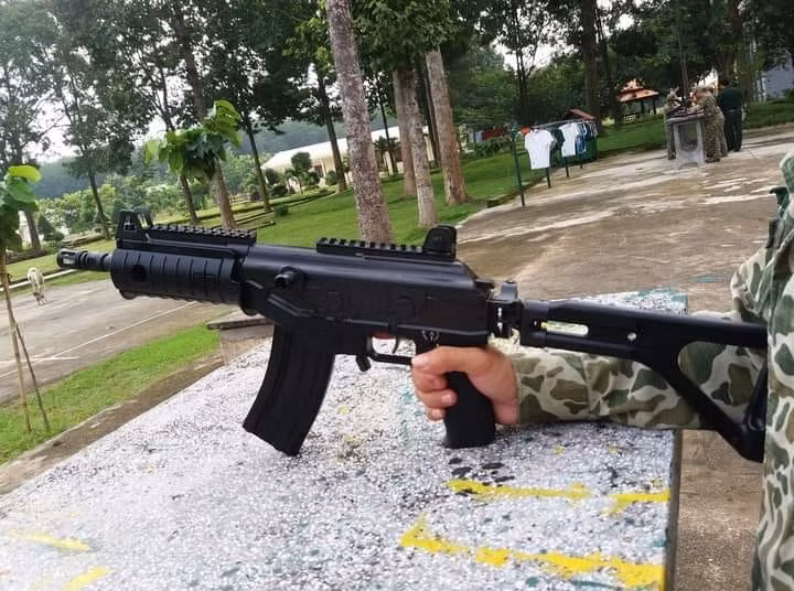 Tuy vậy, ít ai biết rằng, Việt Nam cũng sở hữu cả dòng Galil Ace 21 sử dụng cỡ đạn 5.56x45mm chuẩn NATO. Đây là phiên bản carbin nòng ngắn của súng trường tấn công Galil Ace 22 cũng do hãng IWI của Israel chế tạo cho các khác hàng yêu cầu sử dụng cỡ đạn 5.56mm phổ biến. Ảnh: Súng Galil Ace 21 trên tay đặc công Việt Nam.