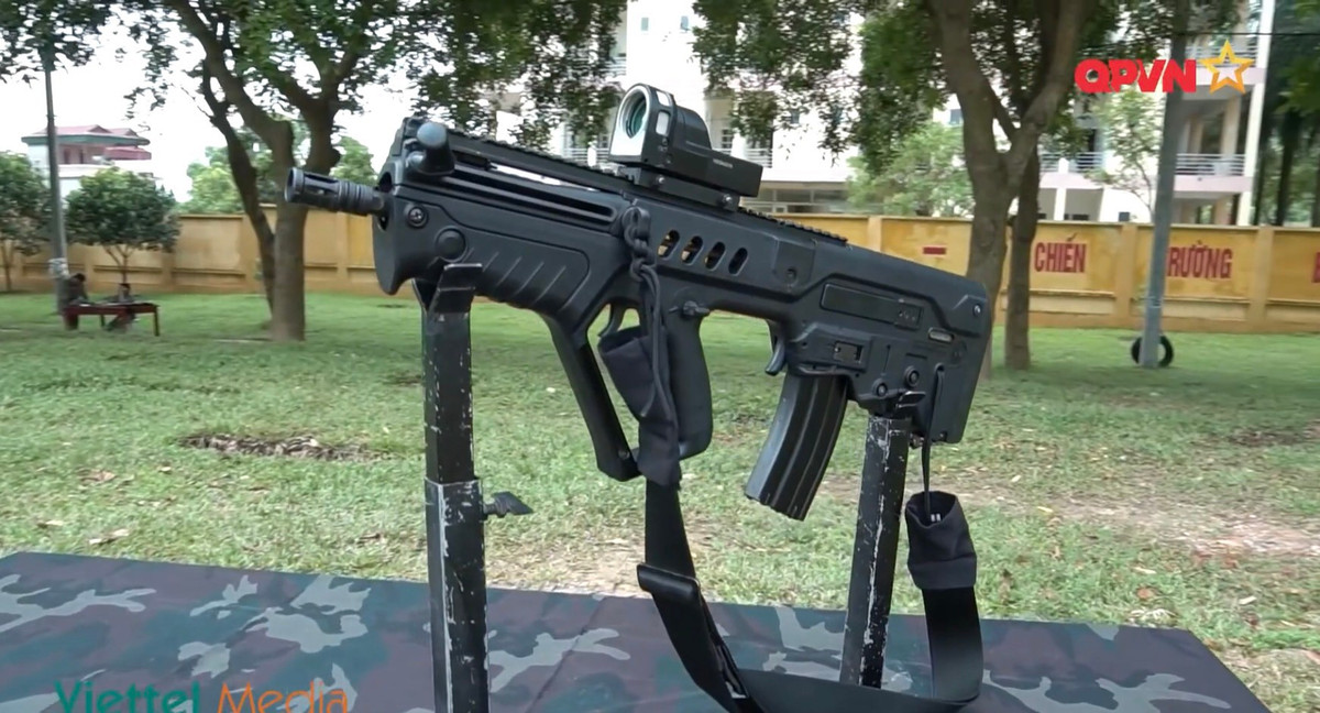 Tuy nhiên, khi ta phát triển mẫu súng carbin sử dụng cỡ đạn tiêu chuẩn cho súng trường tấn công của NATO cũng là điều vô cùng hợp lý. Khi mà trong các lực lượng đặc nhiệm của ta như đặc công, trinh sát đặc nhiệm, hải quân đánh bộ cũng đều đang sử dụng các loại súng có cỡ đạn 5.56x45mm như súng Tar-21, M-18,… Ảnh: Súng CTar-21 hiện đại của bộ đội đặc công.