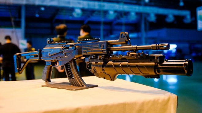 Các dòng súng Galil Ace 31/32 và STV-215/380 đều có đặc điểm chung là sử dụng cỡ đạn 7.62x39 tiêu chuẩn cùng với việc có thể sử dụng các loại hộp tiếp đạn sẵn có của súng tiểu liên AK-47 cùng các biến thể đang đại trà trong Quân đội ta hiện nay. Ảnh: Súng trường tấn công STV-380 do Việt Nam tự chế tạo.