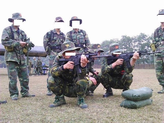 Đây cũng là điều khá bất ngờ khi trước đó chưa hề có bất cứ thông tin gì về việc Việt Nam tiến hành triển khai sản xuất phiên bản Galil Ace sử dụng cỡ đạn 5.56x45mm NATO hay mua mới với số lượng ít để trang bị cho lực lượng đặc nhiệm. Dẫu cho trước đó, hãng IWI đã đưa sang Việt Nam các mẫu súng Galil Ace series 5.56x45mm cho nước ta thử nghiệm đánh giá tính năng. Ảnh: Chiến sĩ của đội tuyển bắn súng quân dụng Việt Nam thử nghiệm với súng Galil Ace 23 nòng dài.