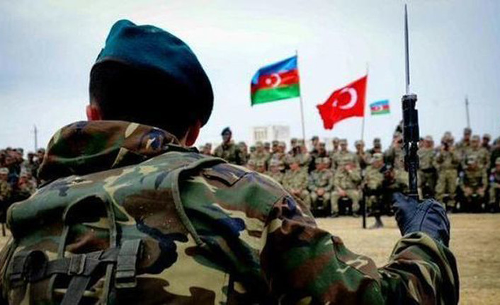Sự việc làm cho người anh em thân thiết của Azerbaijan - Thổ Nhĩ Kỳ đứng ngồi không yên, đã lập tức điều động lực lượng giúp đỡ đồng minh của mình. Theo cáo buộc của Armenia, Thổ Nhĩ Kỳ đã điều động 4.000 phiến quân từ Syria cũng như Ankara đã công khai lên tiếng ủng hộ Azerbaijan đồng thời sẵn sàng tham chiến, ủng hộ khí tài, phương tiện chiến tranh cho nước bạn. Ảnh: Binh sĩ Thổ Nhĩ Kỳ và Azerbaijan trong một cuộc diễn tập chung.