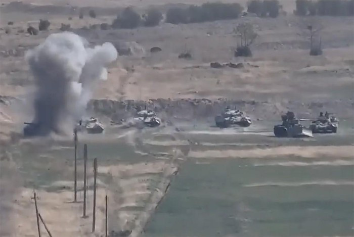 Xung đột giữa Azerbaijan và Armenia đã bùng nổ cực kỳ căng thẳng từ ngày 27/9 vừa qua tại khu vực Nagorno - Karabakh thuộc chủ quyền hợp pháp của Azerbaijan nhưng đang bị Armenia kiểm soát. Dẫu cho được đánh giá là sức mạnh nhỉnh hơn đối thủ khá nhiều tuy nhiên Azerbaijan hiện nay đang gặp không ít tổn thất do sự chiến đấu cực kỳ tinh nhuệ của lực lượng đối phương. Ảnh: Xe tăng T-72 của lực lượng thiết giáp Azerbaijan bị Armenia bắn hạ.