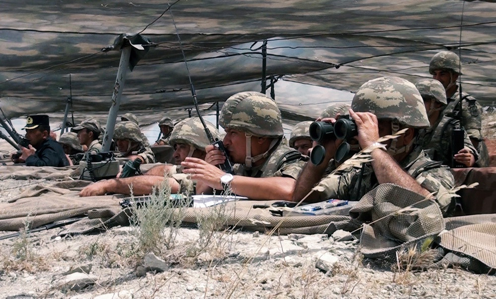 Hi vọng rằng trong thời gian tới, các bên sẽ cùng nhau kiềm chế các hành động xung đột quân sự, xuống thang đàm phán để giải quyết tình hình, tránh những tổn thất không đáng có. Nga hiện nay đang kêu gọi các bên kiềm chế và giảng hòa, ngoài ra Armenia hiện đang có hiệp ước An ninh Tập thể (CSTO) với Nga và một số nước để chống lại kẻ thù. Ảnh: Binh sĩ Azerbaijan diễn tập 