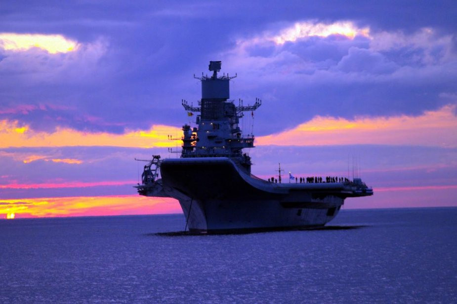 Mặc dù chiếc INS Vikramaditya đã vào biên chế của hải quân Ấn Độ, nhưng Hải quân Ấn Độ cũng phải đối mặt với việc bảo hành phức tạp, khi có tới 200 nhà thầu ở rất nhiều quốc gia cung cấp linh kiện, nhưng họ hoàn toàn không biết họ đang xuất khẩu các bộ phận cho một hệ thống vũ khí của nước ngoài. Ảnh: Tàu sân bay Vikramaditya - Nguồn: Hải quân Ấn Độ