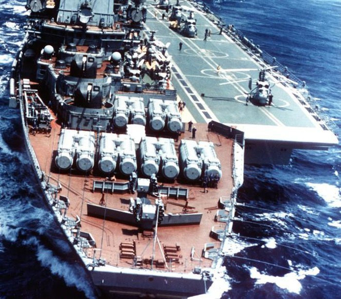 Năm 1988, Liên Xô đưa vào biên chế tàu sân bay Baku, đây là một trong 4 chiếc tuần dương hạm hạng nặng kết hợp tàu sân bay hạng trung thuộc lớp Kiev, một thiết kế độc đáo của Liên Xô, có tính năng công-thủ toàn diện. Ảnh: Tuần dương hạm hàng không Baku - Nguồn: Wikipedia