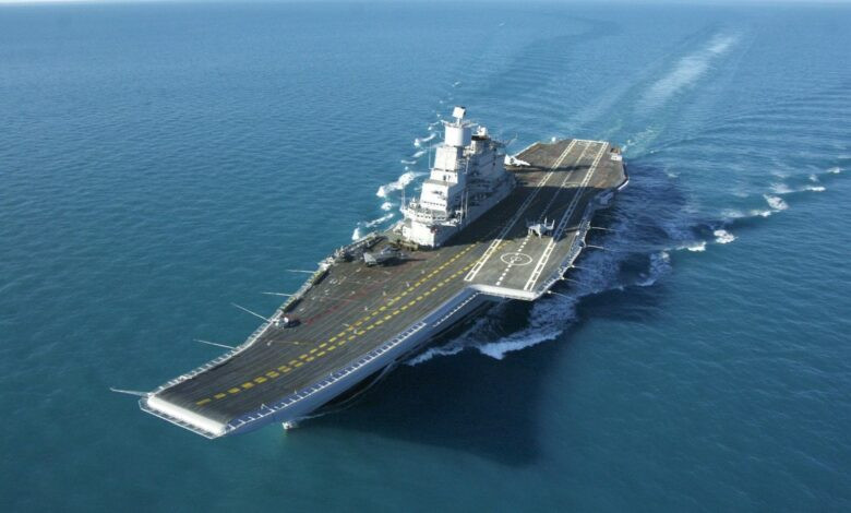 Tàu sân bay mới được trang bị radar, nồi hơi mới; lắp đặt dây bắt máy bay hạ cánh và thang máy trên boong mới. Con tàu được cải tạo lại với 2.700 phòng và khoang, 22 boong. Tàu sân bay "mới" sẽ được đặt tên là Vikramaditya, theo tên một vị vua Ấn Độ cổ đại. Ảnh: Tàu sân bay Vikramaditya - Nguồn: Hải quân Ấn Độ