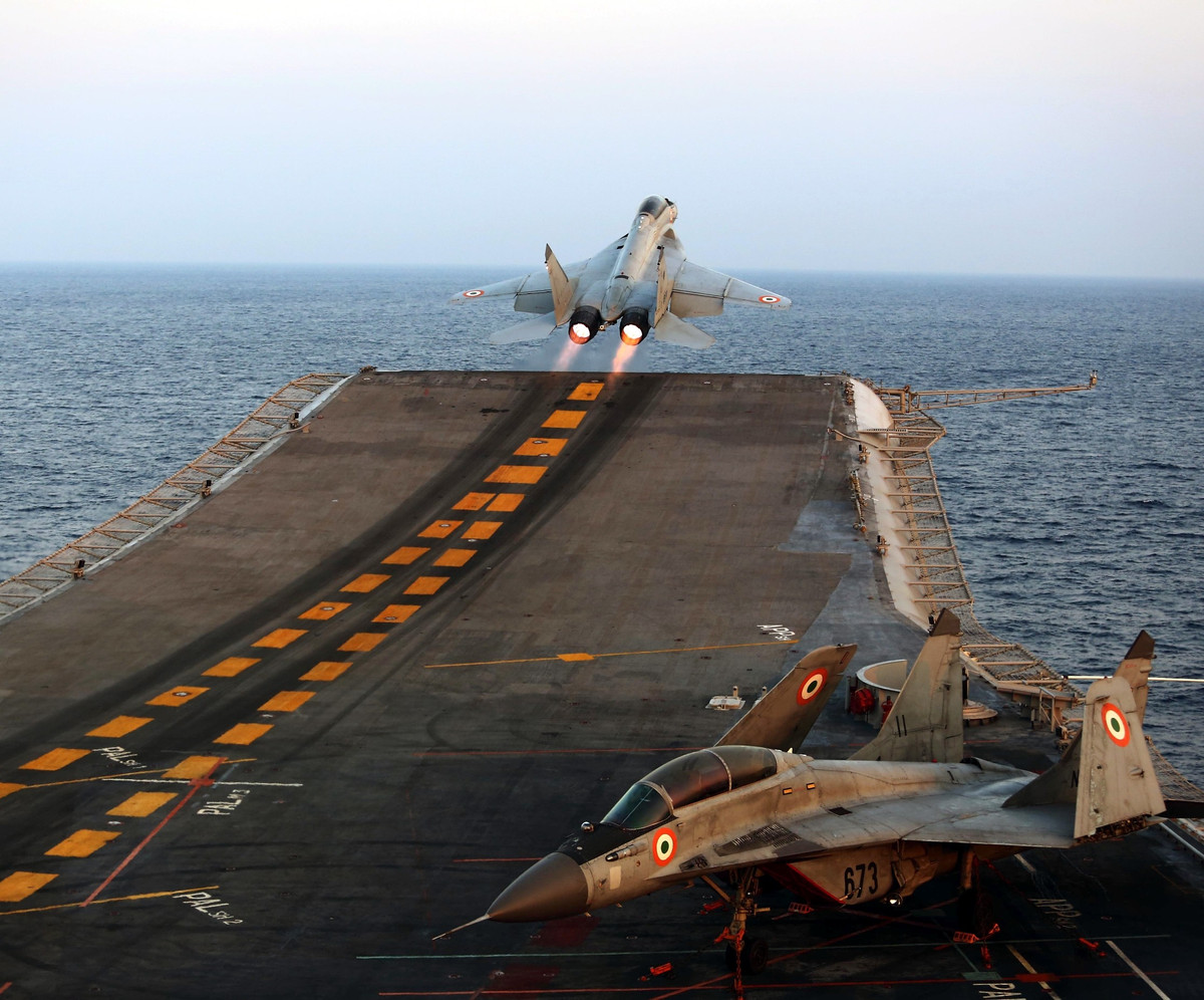 Qua 7 năm chậm tiến độ, khi trở thành chiếc INS Vikramaditya có thể hoạt động được, thì giá thành con tàu đã đội lên tới 2,2 tỷ USD; một cái giá không quá đắt với một chiếc tàu sân bay, nhưng thực sự cũng không hề rẻ. Ảnh: Máy bay MiG-29K cất cánh từ tàu sân bay Vikramaditya - Nguồn: Hải quân Ấn Độ