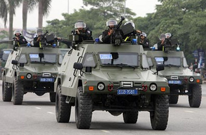 RAM-2000 có thể đạt vận tốc tối đa lên tới 100km/h, dự trữ hành trình 800km, vượt dốc đứng 60độ, đi được trên mặt phẳng nghiêng 30 độ. Vũ trang xe là 3 giá súng có thể triển khai súng máy hạng nặng 12.7mm, súng máy PK, RPD,… Do những ưu điểm vượt trội của mẫu chiến xa này, Việt Nam đã nhập khẩu số lượng lớn trang bị cho lực lượng chấp pháp cũng như đã tự lắp ráp xe trong nước. Ảnh: Xe bọc thép RAM-2000 của Cảnh sát đặc nhiệm Việt Nam .