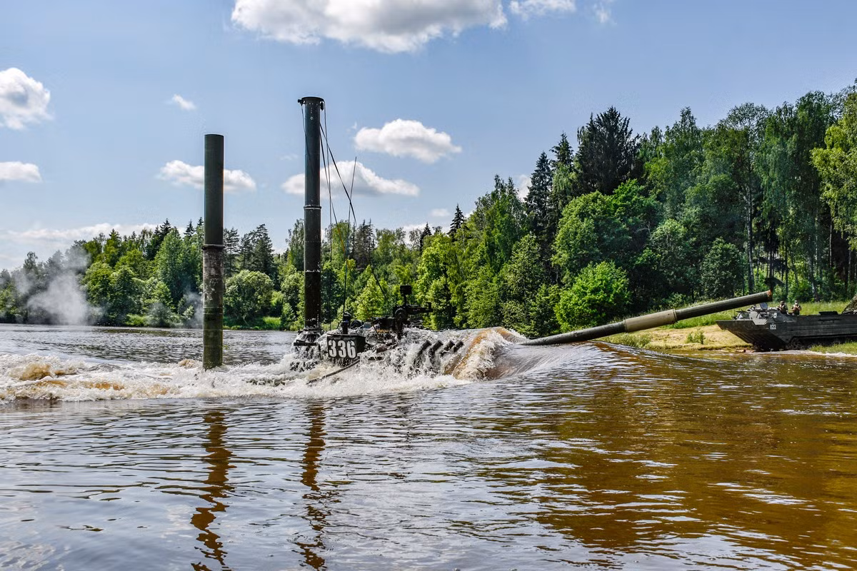 Những điều kiện vượt sông cũng như công tác bảo đảm an toàn tuyệt đối trong quá trình huấn luyện được đảm bảo một cách chặt chẽ. Ảnh: Một xe thiết giáp lội nước PTS đậu sẵn trên bờ phòng trường hợp xấu.