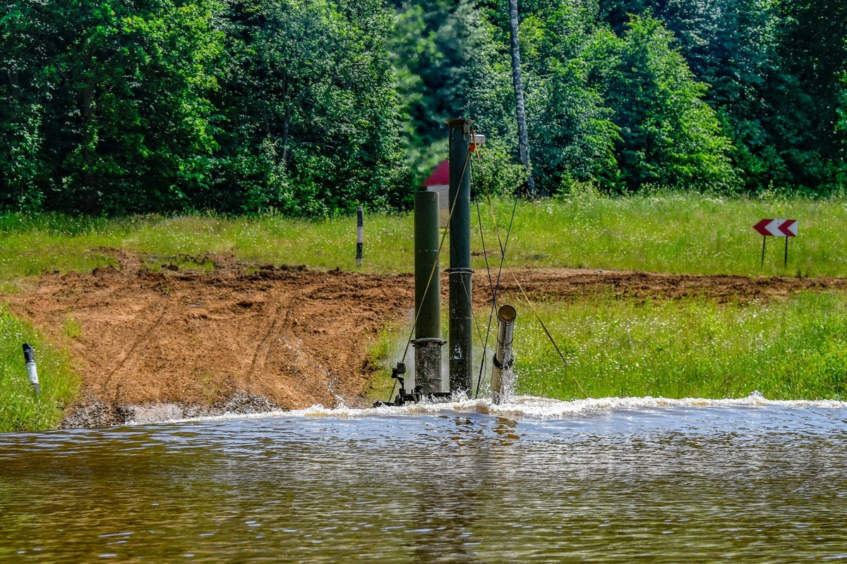 Với trọng lượng 46 tấn, những chiếc xe tăng T-80U không thể nổi trên mặt nước và bơi bằng xích như những thiết giáp hay xe tăng hạng nhẹ thường làm. Mà nó phải lặn ngầm dưới lòng sông với độ sâu tối đa có thể vượt qua là 5m. Ảnh: Xe tăng T-80U chuẩn bị lặn.