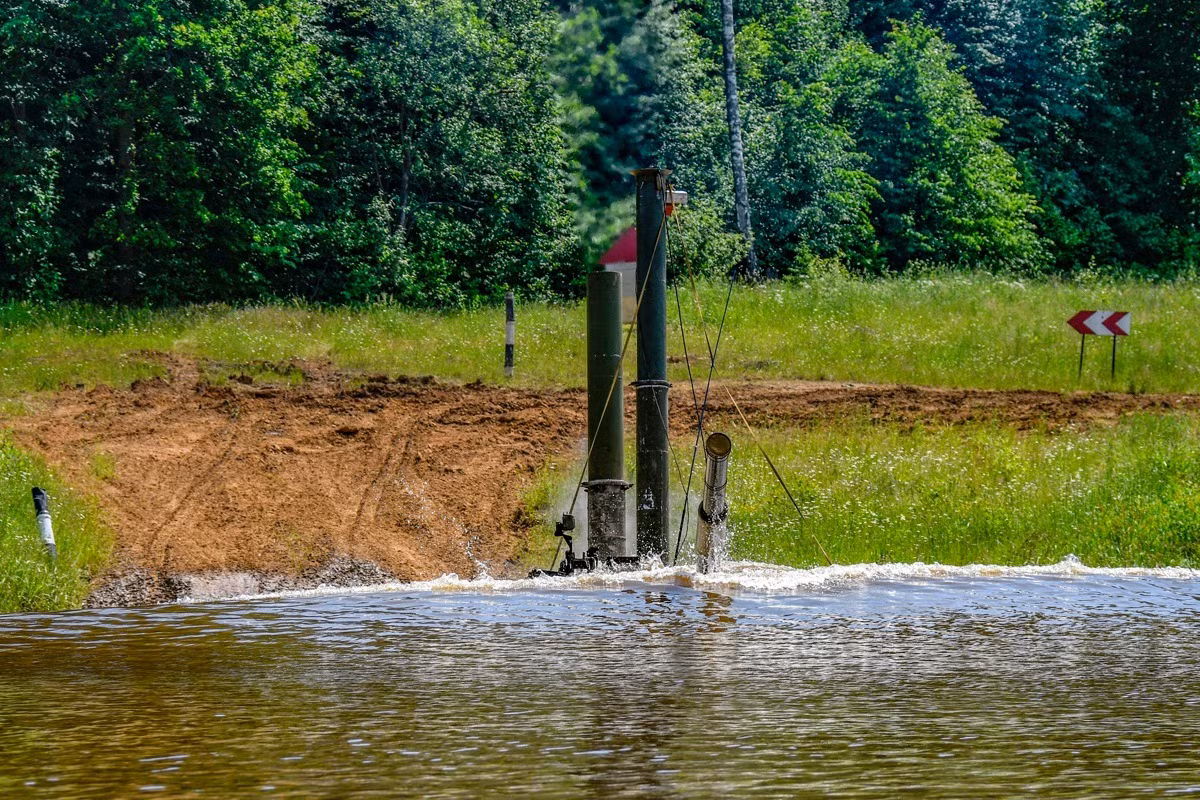 Với trọng lượng 46 tấn, những chiếc xe tăng T-80U không thể nổi trên mặt nước và bơi bằng xích như những thiết giáp hay xe tăng hạng nhẹ thường làm. Mà nó phải lặn ngầm dưới lòng sông với độ sâu tối đa có thể vượt qua là 5m. Ảnh: Xe tăng T-80U chuẩn bị lặn.