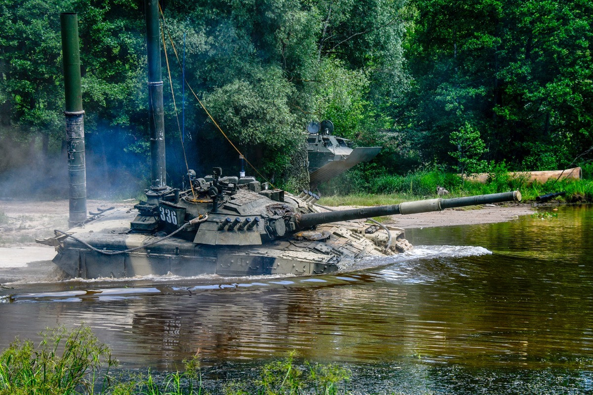 Sư đoàn xe tăng Kantermirovskaya cận vệ số 4 là một trong những đơn vị chủ lực của Quân khu miền Tây Nga, giữ vai trò nắm đấm thép trong tuyến đầu phòng thủ thủ đô Moscow. Tiền thân của Sư đoàn là Quân đoàn xe tăng số 17 thành lập từ những năm 1942 trong cuộc Chiến tranh Vệ quốc vĩ đại và đã có những chiến tích oai hùng từ đó được đổi tên thành Quân đoàn xe tăng cận vệ số 4. Ảnh: Xe tăng T-80U của Sư đoàn xe tăng Kantermirovskaya huấn luyện vượt sông.