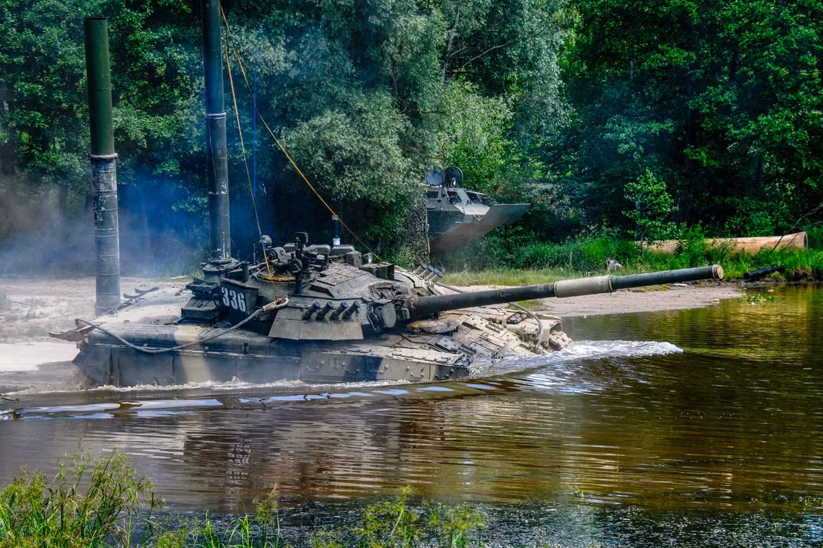 Sư đoàn xe tăng Kantermirovskaya cận vệ số 4 là một trong những đơn vị chủ lực của Quân khu miền Tây Nga, giữ vai trò nắm đấm thép trong tuyến đầu phòng thủ thủ đô Moscow. Tiền thân của Sư đoàn là Quân đoàn xe tăng số 17 thành lập từ những năm 1942 trong cuộc Chiến tranh Vệ quốc vĩ đại và đã có những chiến tích oai hùng từ đó được đổi tên thành Quân đoàn xe tăng cận vệ số 4. Ảnh: Xe tăng T-80U của Sư đoàn xe tăng Kantermirovskaya huấn luyện vượt sông.