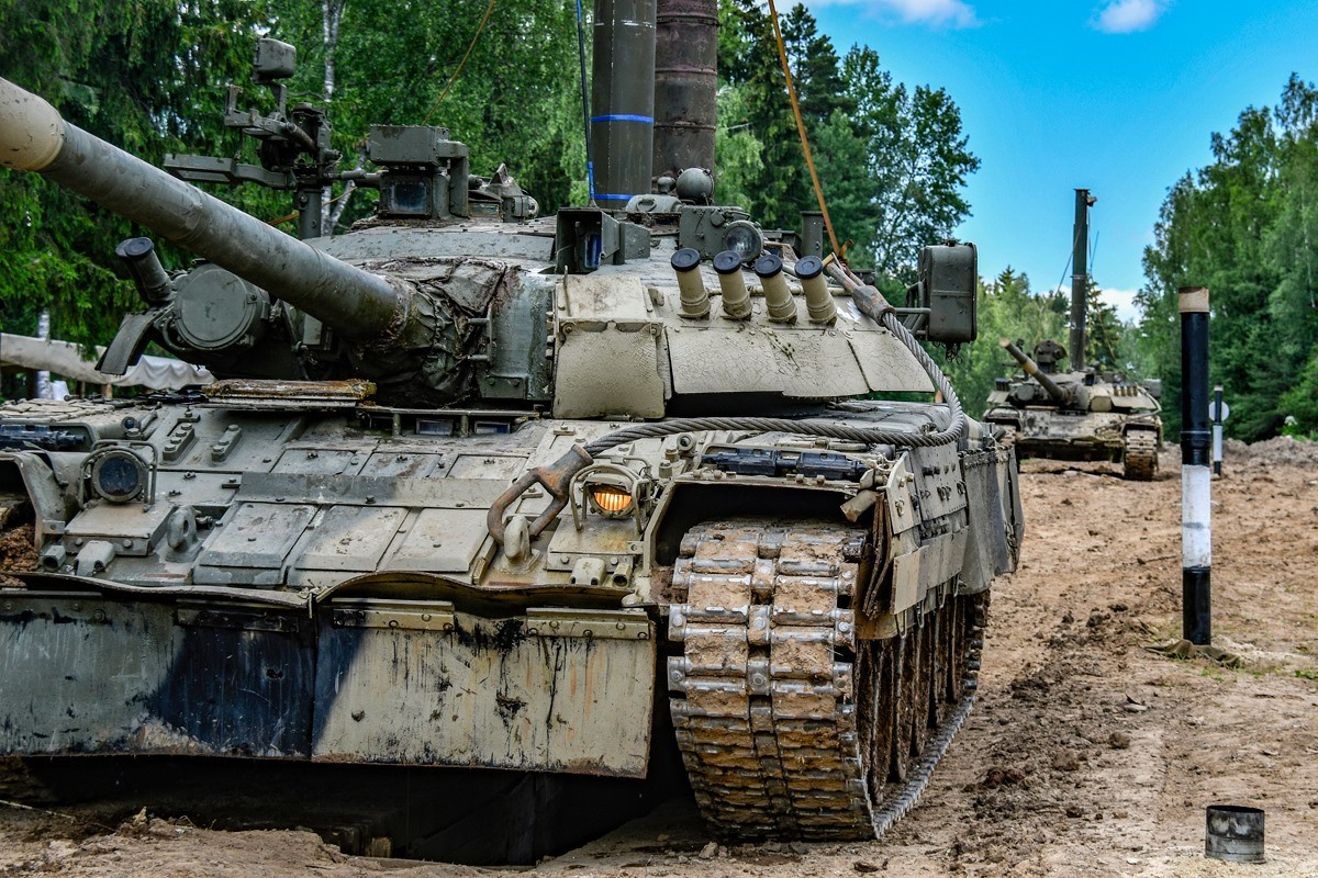 Chính vì vậy, đây là sự ưu ái cũng như trách nhiệm nặng nề của Sư đoàn, luôn luôn cần hoàn thành xuất sắc mọi nhiệm vụ được giao phó. Ảnh: Đội hình xe tăng T-80U vượt sông.