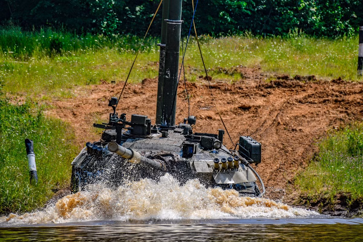 Hiện nay, Sư đoàn được trang bị các xe tăng chiến đấu chủ lực T-80 đóng quân tại thị trấn Naro-Fominsk (Moscow). Ảnh: Xe tăng T-80U của sư đoàn huấn luyện vượt sông.