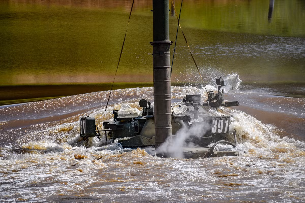 Là đơn vị chiến đấu cận vệ bảo vệ thủ đô cũng như các cơ quan đầu não quan trọng của đất nước, Sư đoàn được trang bị những chiếc T-80U có sức chiến đấu vô cùng mạnh mẽ, được mệnh danh là “Xe tăng bay” bởi nó sử dụng động cơ Tuabin khí chuyên dùng cho máy bay chứ không phải động cơ Diesel như những xe tăng thông thường. Ảnh: Xe tăng T-80U vượt sông.