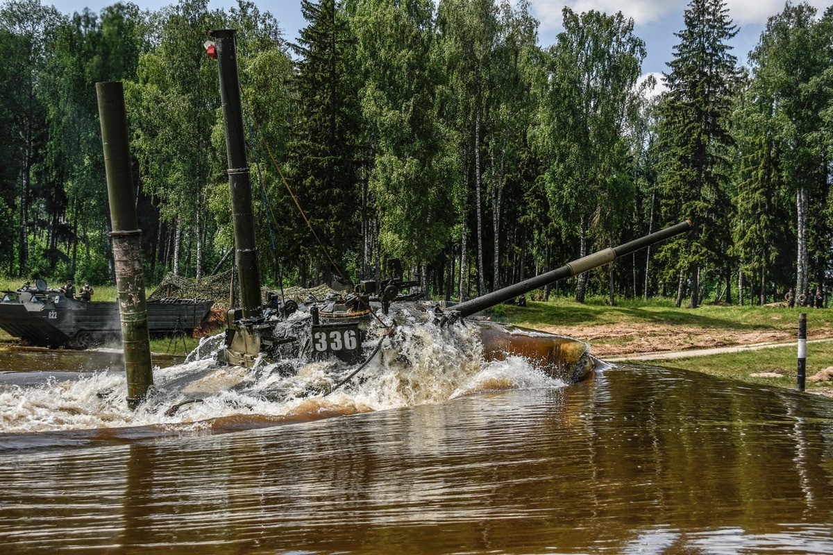 Kết thúc buổi huấn luyện, các xe đã hoàn thành xuất sắc yêu cầu đặt ra, đảm bảo an toàn cho cả phương tiện lẫn con người, từ đó có thể nâng cao năng lực và sự thành thục trong quá trình sử dụng xe trên chiến trường. Ảnh: Xe tăng T-80U vượt sông an toàn.