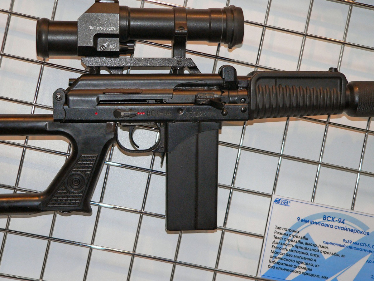 Thông số kỹ thuật cơ bản, VSK-94 sử dụng đạn cỡ 9x39mm, trọng lượng khi không có hộp tiếp đạn và kính ngắm quang học là 2.7kg. Chiều dài 900mm khi lắp ống giảm thanh và nòng dài 230mm. Sơ tốc đầu nòng đạt 270-290m/s, tốc độ bắn 700-900 phát/phút. Tầm bắn tối đa 400m và có thể sử dụng hộp tiếp đạn 10 hoặc 20 viên Ảnh: Cận cảnh thân súng VSK-94