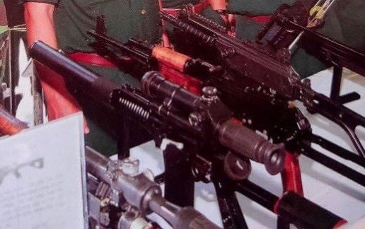 Đây là một điều vô cùng bất ngờ. Dựa vào những hình ảnh trên, đây chính là loại súng bắn tỉa giảm thanh xuyên giáp sử dụng đạn cận âm VSK-94 cực kỳ hiện đại do LB Nga chế tạo từ sau những năm 2000. Trước đó, chưa hề có bất cứ một thông tin gì về việc quân đội ta nhập khẩu số lượng những khẩu súng vô cùng uy lực này, nên sự xuất hiện của khẩu súng này trong bức ảnh khiến nhiều người yêu thích quân sự, vũ khí Việt Nam bất ngờ, thích thú. Ảnh: Cận cảnh súng bắn tỉa VSK-94 của Quân đội Việt Nam.