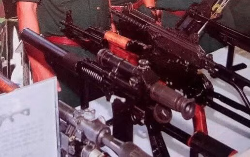 Đây là một điều vô cùng bất ngờ. Dựa vào những hình ảnh trên, đây chính là loại súng bắn tỉa giảm thanh xuyên giáp sử dụng đạn cận âm VSK-94 cực kỳ hiện đại do LB Nga chế tạo từ sau những năm 2000. Trước đó, chưa hề có bất cứ một thông tin gì về việc quân đội ta nhập khẩu số lượng những khẩu súng vô cùng uy lực này, nên sự xuất hiện của khẩu súng này trong bức ảnh khiến nhiều người yêu thích quân sự, vũ khí Việt Nam bất ngờ, thích thú. Ảnh: Cận cảnh súng bắn tỉa VSK-94 của Quân đội Việt Nam.