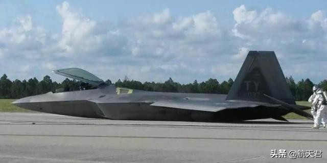 So sánh giữa lực lượng không quân 2 quốc gia với nhau, số lượng máy bay quân sự của Mỹ rơi trong một tháng, bằng trung bình số máy bay quân sự của Ấn Độ rơi trong nửa năm; việc thiết lập kỷ lục về số máy bay quân sự rơi, không phải là không quân Ấn Độ, mà danh hiệu này bây giờ thuộc về không quân Mỹ. Ảnh: Một chiếc F-22 của Không quân Mỹ bị tai nạn.