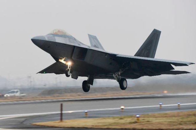 Ngay sau khi triển khai lực lượng trở lại sau đại dịch COVID-29, lực lượng Không quân Mỹ liên tiếp gặp tai nạn; vào ngày 15/5, một chiếc máy bay tàng hình F-22, thuộc loại hiện đại nhất của Không quân Mỹ đã bị rơi, khi hoạt động gần căn cứ Eglin ở bang Florida. Phi công trong vụ tai nạn đó nhảy dù thoát thân an toàn. Ảnh: Tiêm kích tàng hình F-22 của Mỹ có giá trị khoảng 143 triệu USD/chiếc.