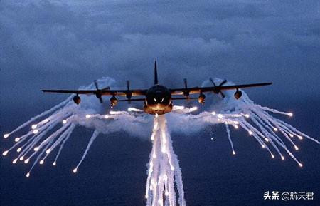 Vận đen chưa dừng lại, vào ngày 8/6, một máy bay vận tải C-130H đột nhiên mất kiểm soát trong khi hạ cánh và lao ra khỏi đường băng, đâm vào hàng rào của trại huấn luyện và máy bay bốc cháy; 4 thành viên phi hành đoàn đã bị thương nặng. Ảnh: Máy bay C-130H.