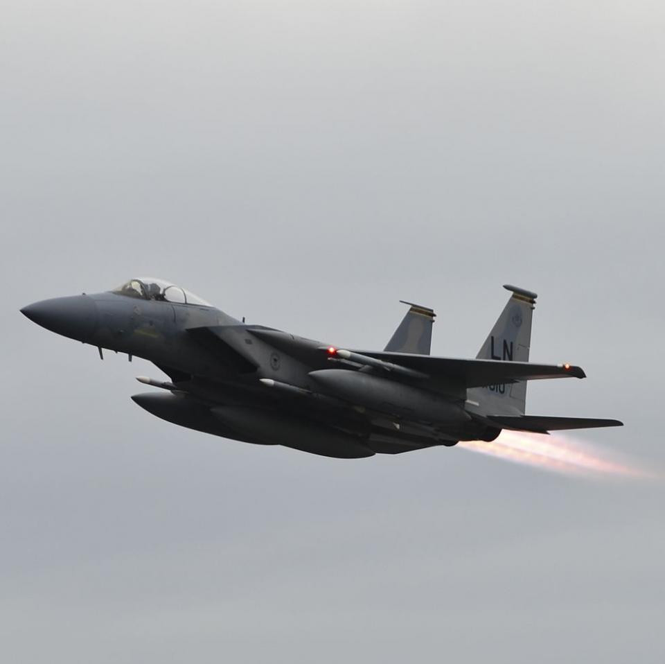 Vào ngày 15/6 vừa qua, một chiếc F-15 thuộc thuộc phi đội bay số 48 của lực lượng Không quân Mỹ, đóng tại căn cứ Lakenheath ở hạt Suffolk (miền đông nước Anh), trong nhiệm vụ bay huấn luyện, đã biến mất khỏi màn hình radar. Ảnh: Máy bay chiến đấu F-15C.