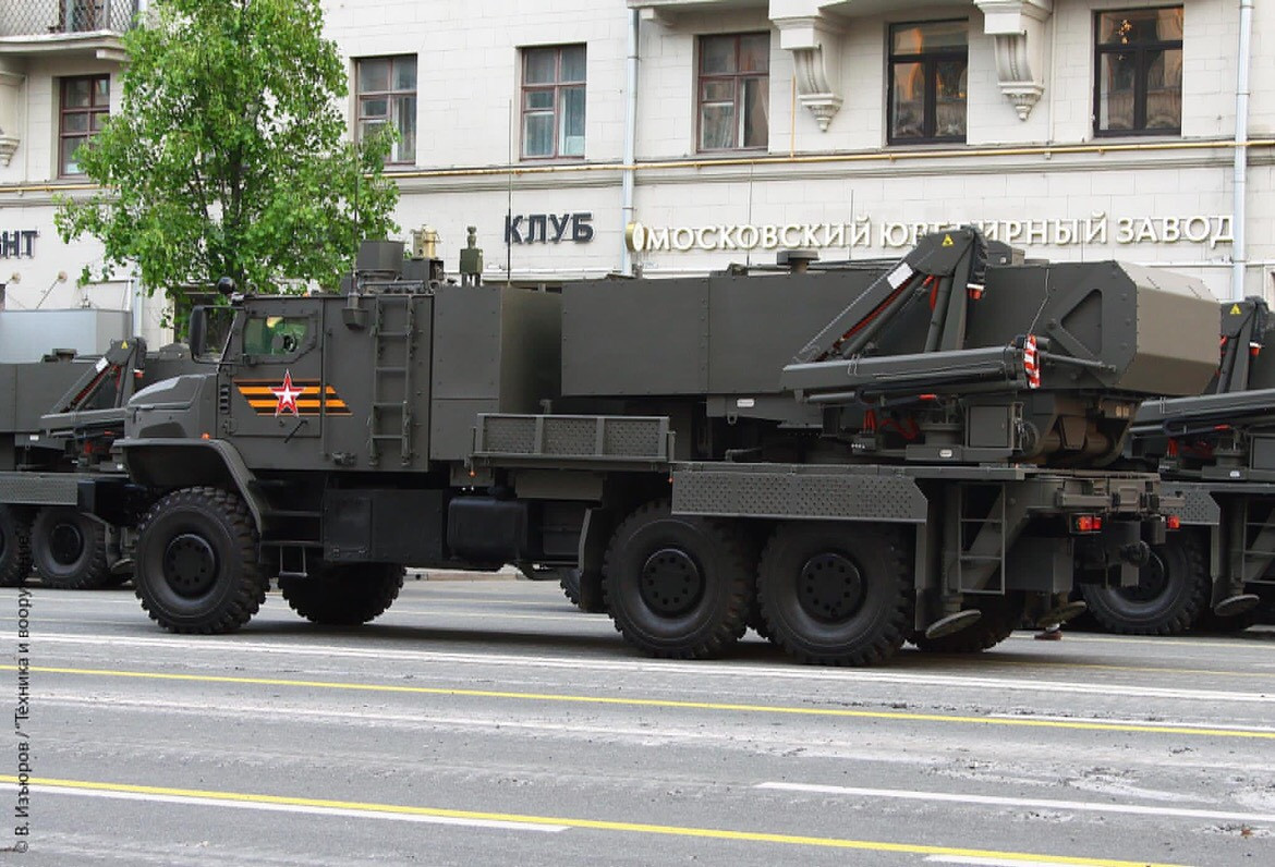 Hệ thống phun lửa hạng nặng sử dụng các rocket nhiệt áp với nguyên lý dùng sóng chấn động hội tụ vào một điểm để tạo sức công phá cao nhất bởi ngọn lửa phát ra khi đốt cháy nhiên liệu sẽ làm không khí giãn nở một cách đột ngột. Ngọn lửa cũng hút hết không khí xung quanh, tạo ra một vùng chân không trong thời gian ngắn và tiêu diệt mọi sinh vật trong phạm vi chiến đấu. Ảnh: Hệ thống phun lửa hạng nặng TOS-2.