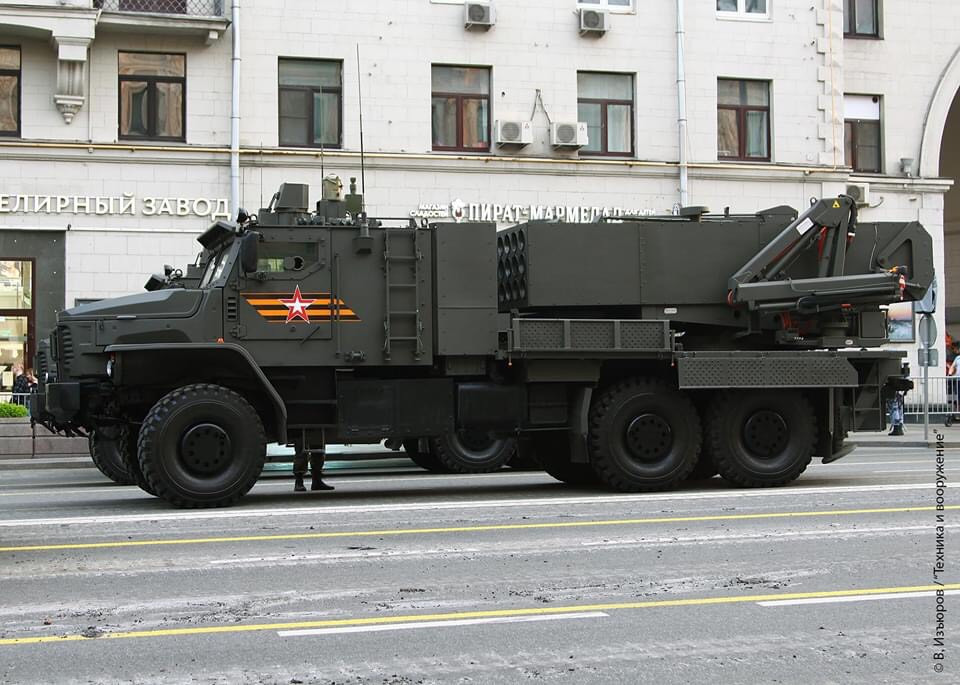 Việc đặt hệ thống TOS-2 lên khung gầm xe Ural bọc thép giúp cho xe có độ việt dã và vượt địa hình tốt hơn, đồng thời dễ dàng hơn trong việc vận hành xe với việc đặt trên khung gầm xe tăng cũng như tăng tính cơ động cho xe. Ngoài ra TOS-2 cũng có phiên bản đặt trên khung gầm xe Amarta. Ảnh: Hệ thống TOS-2 trên đường phố Moscow.