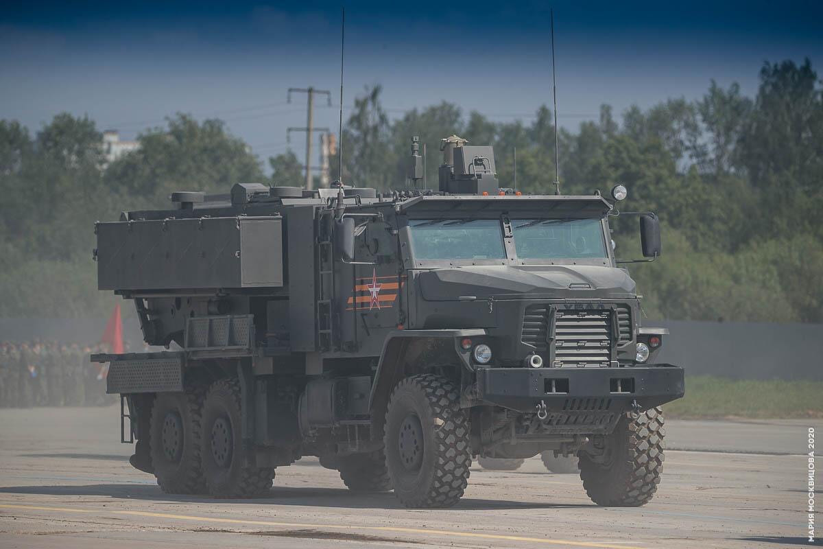 Ngoài ra, TOS-2 còn được trang bị hệ thống máy tính đạn đạo hiện đại hơn và loại đạn mới, giúp cho nó có thể bắn chính xác tốt hơn, tầm bắn xa hơn nhiều so với hệ thống TOS-1A cũ. Ảnh: Cận cảnh hệ thống TOS-2 với bệ nạp đạn ở bên phải của xe.