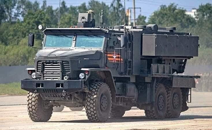 Khác với mọi năm, năm nay, có sự góp mặt lần đầu tiên của hệ thống phun lửa hạng nặng TOS-2. Đây cũng là lần đầu tiên Quân đội Nga chính thức ra mắt hệ thống vô cùng uy lực này. Ảnh: Hệ thống phun lửa hạng nặng TOS-2.