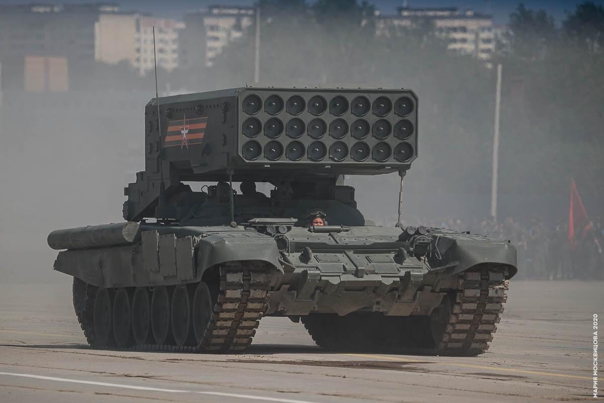 TOS-2 là phiên bản tiếp theo của hệ thống phun lửa hạng nặng TOS-1A. Điểm khác biệt dễ dàng nhận thấy là khác với TOS-1A sử dụng khung gầm xe tăng T-72, TOS-2 lại sử dụng khung gầm xe bánh lốp 6x6 Ural bọc thép. Ảnh: Hệ thống phun lửa hạng nặng TOS-1A.