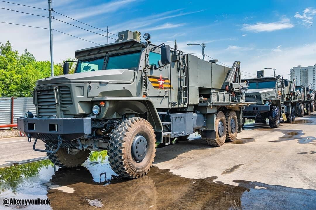 TOS-2 Tosochka chính thức được phát triển từ tháng 11/2012 và trong quá trình nghiên cứu đã được người Nga hoàn thiện những tính năng chiến đấu dựa trên kinh nghiệm tác chiến thực tế của TOS-1A tại chiến trường Syria. Ảnh: Hàng dài hệ thống TOS-2.