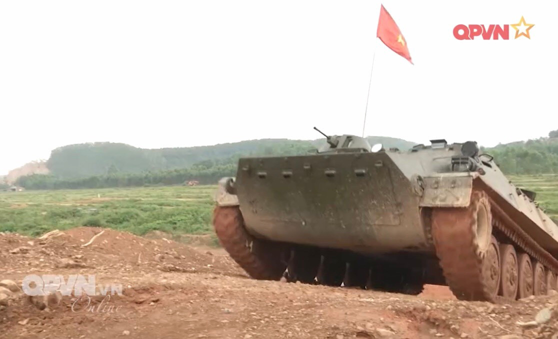 Xe được chính thức đưa vào biên chế quân đội Liên Xô từ cuối những năm 1960 với vai trò ban đầu là chở quân, cứu thương và kéo pháo. MT-LB có trọng lượng 11.9 tấn, dài 6.45m, rộng 2.86m, cao 1.86m, được thiết kế cửa ra vào cho binh lính ở đuôi có thể chở theo 11 binh sĩ hoặc kéo 6.5 tấn hàng hóa. Ảnh: MT-LB cơ động vượt dốc. Ảnh: QPVN.